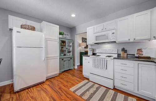 Delano Apartment | Charming Downtown Retreat for Weddings, Weekends & Outdoor Fun!