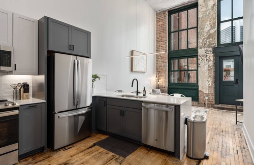 Civil Rights Historic District Apartment | Charming DT Apartment Loft l Parking+Rooftop+Gym! Sleeps 4
