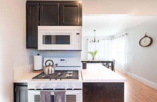 Bankers Hill House | *Charming* Family & Couples Friendly 4 BR ENTIRE HOUSE