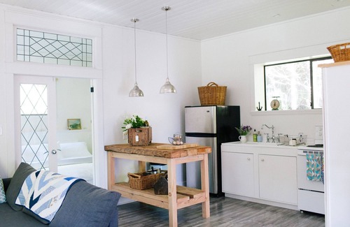 Roberts Creek Cottage | Charming, family friendly Cottage 3 minute walk to the beach.