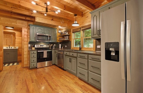 Blowing Rock Cabin | Charming Family Fun Cabin - Game Room, Arcade, Foosball by Grandfather Mountain