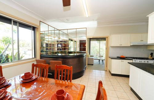 Roselands House | Charming Family Home with Swimming Pool.