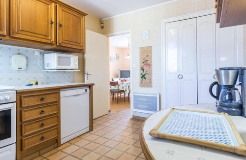 Reville Cottage | Charming family home with spacious garden in Réville