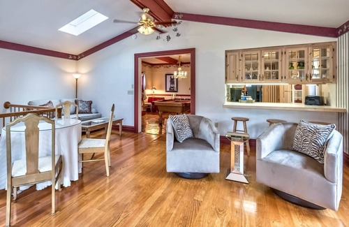 Butler House | Charming family & pet friendly stay. 1 block to Main St.Walk to dine, sip & shop
