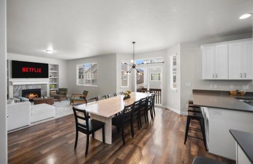 South Jordan House | Charming Family Stay w Arcade Theatre Ski Haven Walking trails and river walk in backyard