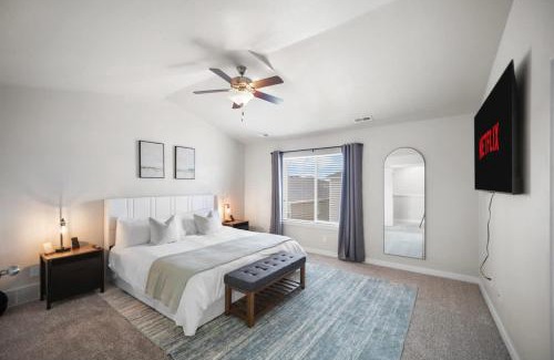 South Jordan House | Charming Family Stay w Arcade Theatre Ski Haven Walking trails and river walk in backyard