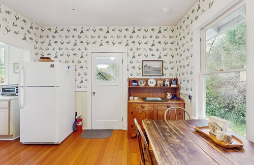 Bainbridge Island House | Charming farmhouse close to local attractions, beaches, hiking, & more