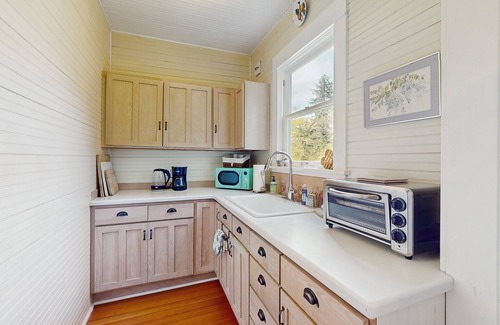 Bainbridge Island House | Charming farmhouse close to local attractions, beaches, hiking, & more