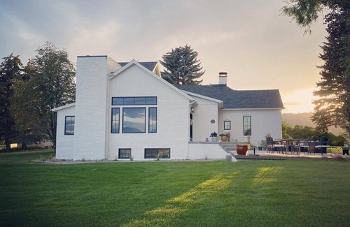 Kalispell House | Charming farmhouse with gorgeous mountain views. Close to Glacier National Park!