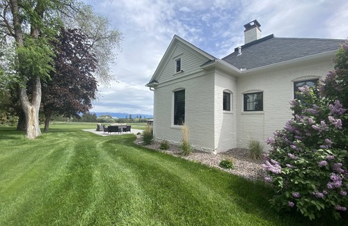 Kalispell House | Charming farmhouse with gorgeous mountain views. Close to Glacier National Park!