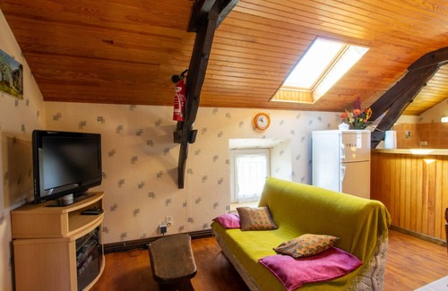 Doissat Cottage | Charming Farmhouse with Terrace, Fishing Ponds, and Outdoor Activities near Dordogne