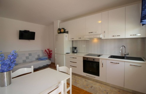 Brulo Apartment | Charming flat just 350 metres from the beach with private balcony and sea view