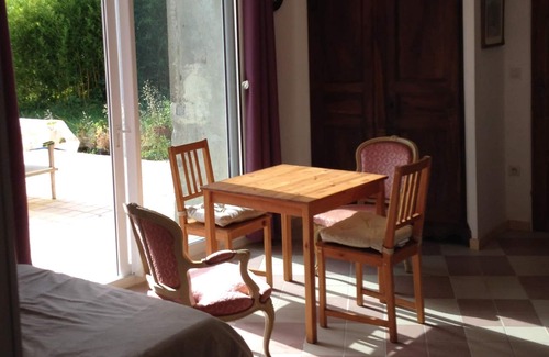 Bourg-sur-Gironde Apartment | Charming flat with terrace on an organic chateau property just outside Bordeaux