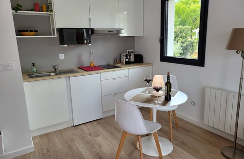 Artigues-pres-Bordeaux Apartment | Charming spacious apartment with balcony view near Bordeaux