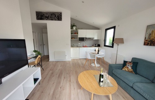 Artigues-pres-Bordeaux Apartment | Charming spacious apartment with balcony view near Bordeaux