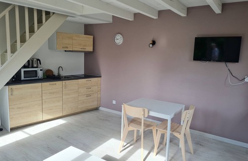 Lagney Cottage | Charming Garden Retreat: Cozy Studio, Private Terrace, Near Vineyards & Forest Trails