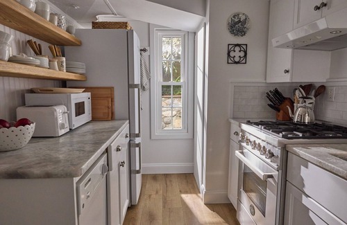 Newtown Cottage | Charming Gardener’s Cottage on a Quiet Country Road