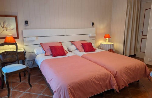 Tavers Bed & Breakfast | Charming Guest Rooms with Pool and Wi-Fi in the Loire Valley