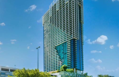 Las Vegas Hotel | Charming High Floor STRIP VIEWS Palms Studio 30306