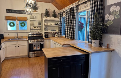 Arrowhead Villas Cabin | Charming Historic Cottage, Hot Tub, Fireplace, Firepit, Enclosed Patio