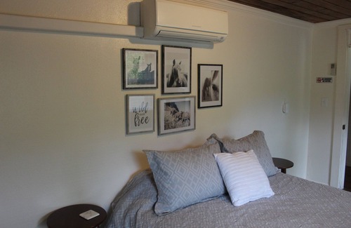 Roseburg Bed & Breakfast | Charming Historic lodge across from Umpqua river