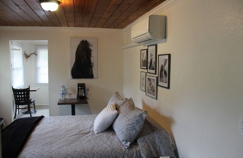 Roseburg Bed & Breakfast | Charming Historic lodge across from Umpqua river