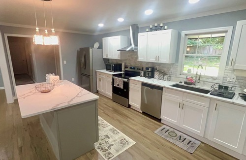 Church Street House | Charming Home 10min from Airport, close to DT Atlanta . Enjoy privacy & comfort!