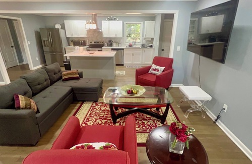 Church Street House | Charming Home 10min from Airport, close to DT Atlanta . Enjoy privacy & comfort!