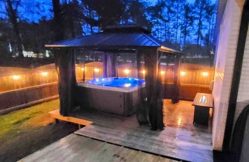 Stone Mountain House | Charming Home Near StoneMountain Park w/Playroom & Hot Tub