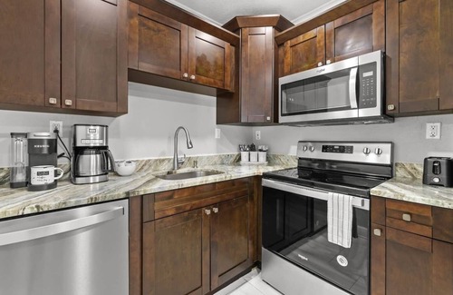 Carver City - Lincoln Gardens House | Charming home Near TPA and Bucs stadium! EV Charger and Jacuzzi!