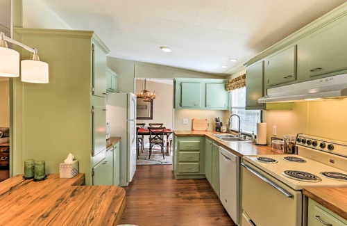 Pottsboro House | Charming Home w/Deck & Yard - 1 Mi to Lake Texoma