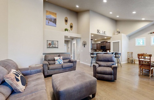 Deer Park House | Charming Home with a Private Hot Tub, SHARC Passes, Fast WiFi, and Central AC