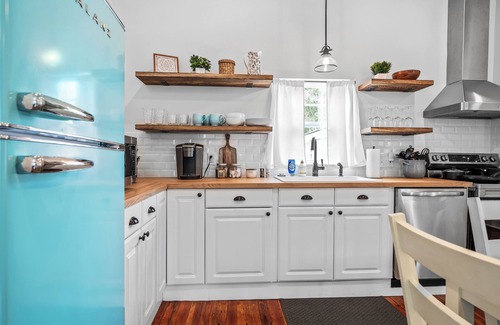 Thunderbolt House | Charming Home with King Bed Between Downtown & Beach