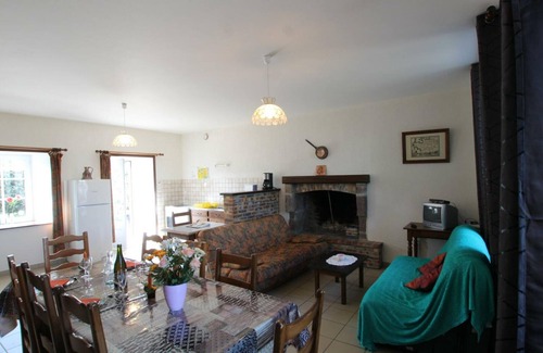 Ver Cottage | Charming house with fireplace in South Manche, pets allowed
