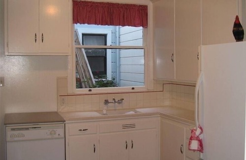 Inner Sunset Condo | Charming Inner Sunset/Golden Gate Park Condo walkable to UCSF, with parking