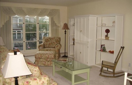 Inner Sunset Condo | Charming Inner Sunset/Golden Gate Park Condo walkable to UCSF, with parking