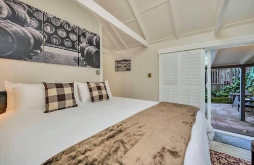 Calistoga Hotel | Charming King Room, Private Entrance and Garden Area. Pet-Friendly!