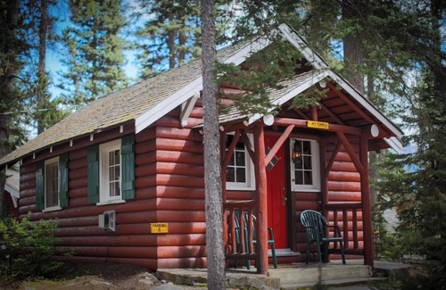 Lake Louise Cabin | Charming Lake Louise Cabin | Fireplace Retreat