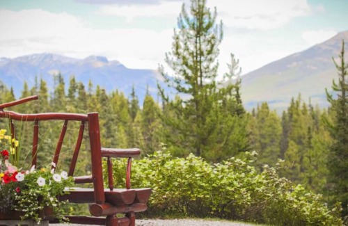 Lake Louise Cabin | Charming Lake Louise Cabin | Fireplace Retreat