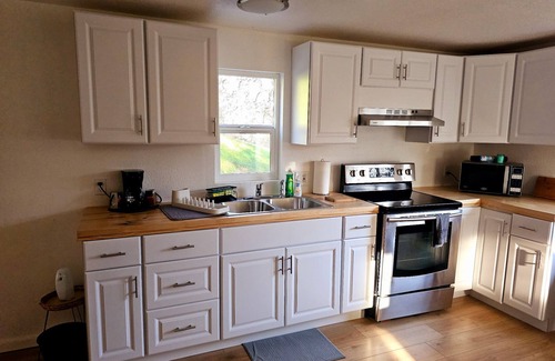 Clear Lake House | Charming Lake View house with WiFi, AC in tranquil Clearlake Oaks