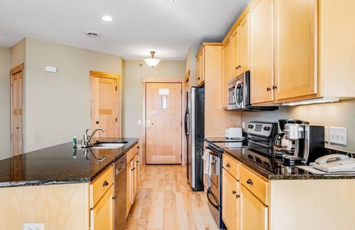 Three Lakes Condo | Charming lakefront condo with pool, fireplace, hot tub, golf, & washer/dryer