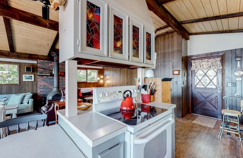 Ponds of Plymouth House | Charming lakehouse with grill, balcony, kayaks, & fast WiFi