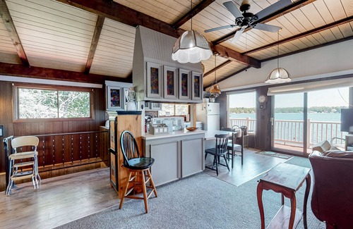 Ponds of Plymouth House | Charming lakehouse with grill, balcony, kayaks, & fast WiFi