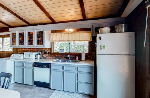 Ponds of Plymouth House | Charming lakehouse with grill, balcony, kayaks, & fast WiFi