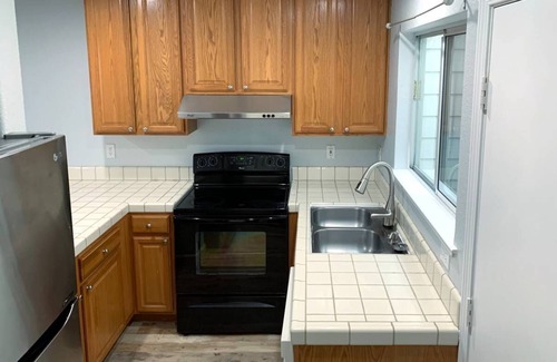Daly City House | Charming Living Space with 1 bathroom and WiFi, AC in peaceful Daly City