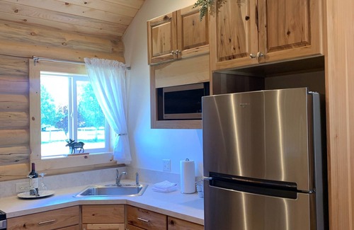 Victor Cabin | Charming Log Cabin close to GTNP with fishing access nearby