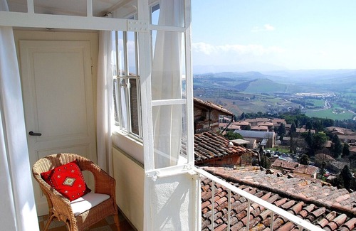 Todi Apartment | Charming Medieval Townhouse with Breathtaking Views in the historic centre Todi