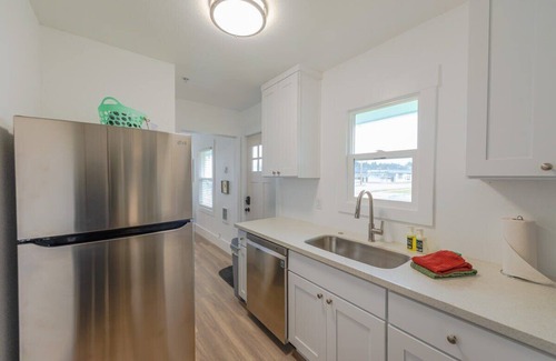 Coos Bay Cottage | Charming Modern Cottage, Downtown @pinpointstays