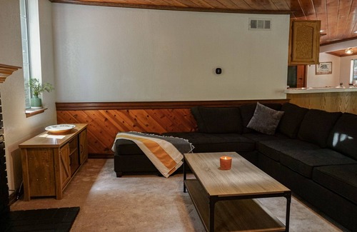 Blue Jay Cabin | Charming Mountain Cabin 3BR/3BA +Loft minutes from the lake