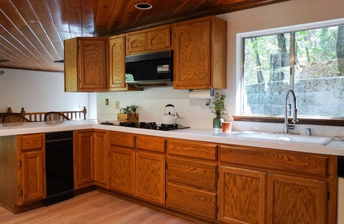 Blue Jay Cabin | Charming Mountain Cabin 3BR/3BA +Loft minutes from the lake